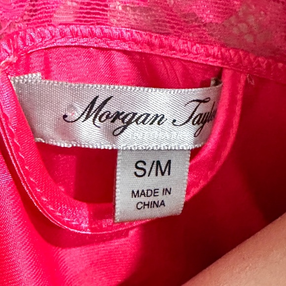 Morgan Taylor intimates pink robe. Size Medium. - Picture 4 of 5